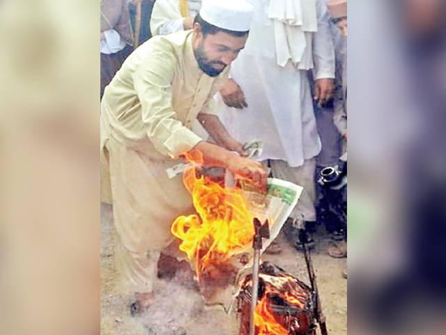 خیبر ایجنسی : آستانہ بنوریہ آشخیل میں موسیقی کے آلات نذر آتش کردئیے گئے