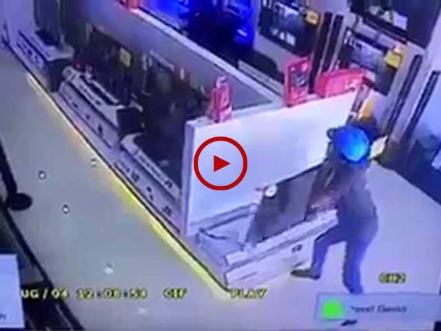 اس ویڈیو میں دیکھیں اس نوجوان نے کس طرح الیکٹرونکس کی دکان سے ایل۔ای۔ڈی چوری کی۔ ویڈیو: چوہدری عنصر۔ مسقط