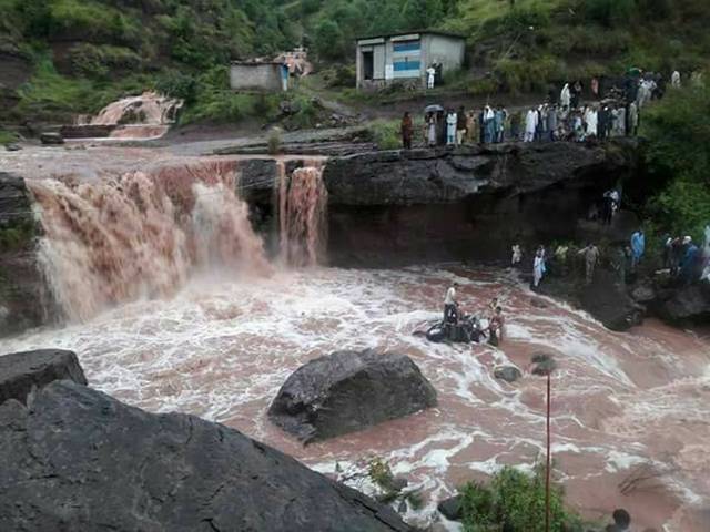  برساتی نالے میں گاڑی گر نے سے ایک ہی خاندان کے 8 افراد جاں بحق ہوگئے 