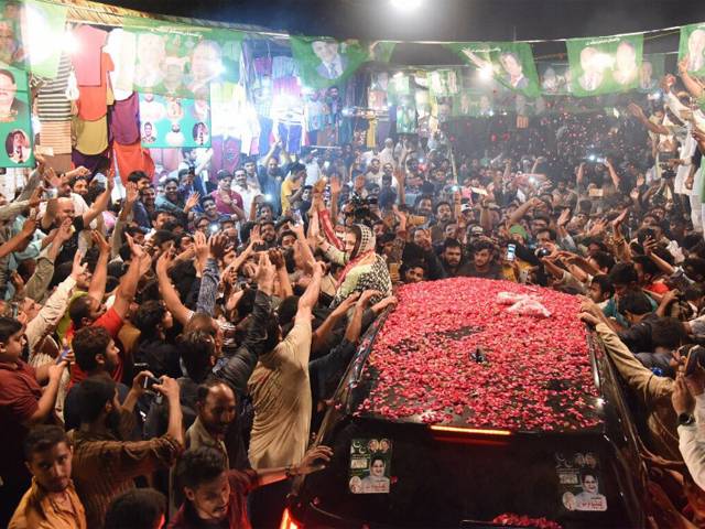 این اے 120 کی انتخابی مہم کے دوران مریم نواز کی گاڑی کے سامنے ایک نوجوان آیا اور اپنی شرٹ پھاڑڈ الی، نیچے چھاتی پر ایسا کیا لکھا تھا کہ مریم نواز بھی دیکھتی رہ گئیں