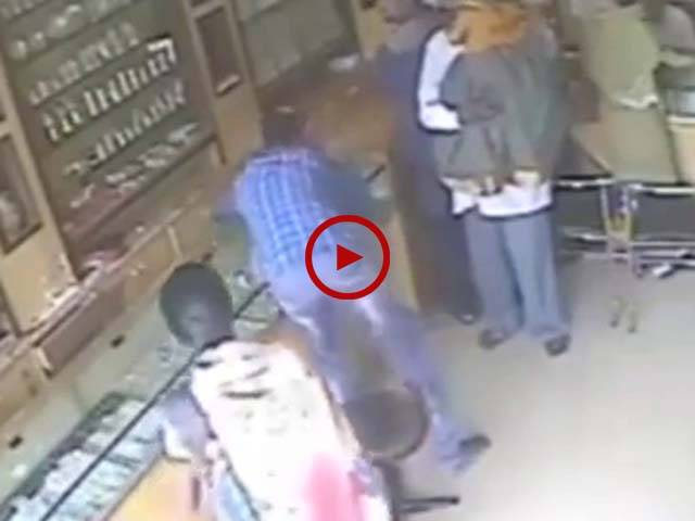 انڈیا میں جیولر کی دکان پر ہونے والی چوری کی CCTV فوٹیج دیکھیں۔ ویڈیو: احسن علی رزاق۔ لاہور