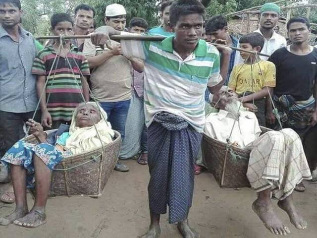 بوڑھے والدین کو کندھوں پر اٹھائے7دن بعد روہنگیا نوجوان بنگلہ دیش پہنچ گیا