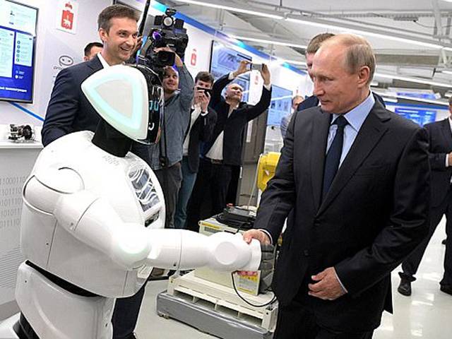 ایک نمائش کے دوران اس روبوٹ نے اچانک روسی صدر پیوٹن کا راستہ روک کر کیا بات کہہ دی؟ سن کر صدر پیوٹن کا بھی منہ کھلا کا کھلا رہ گیا، اب وہ وقت آگیا کہ روبوٹ بھی۔۔۔