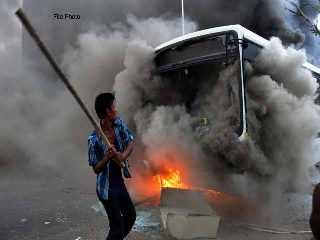 بھارتی ریاست گجرات میں پتی دار کمیونٹی کا احتجا جی مظا ہرہ ، 2 بسیں نذر آتش 