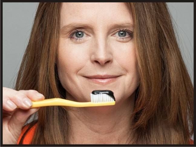 آسٹریلیا میں دانتوں کو چمکانے کے لئے ”کوئلہ منجن “عورتوں میں بے حد مقبول ہے