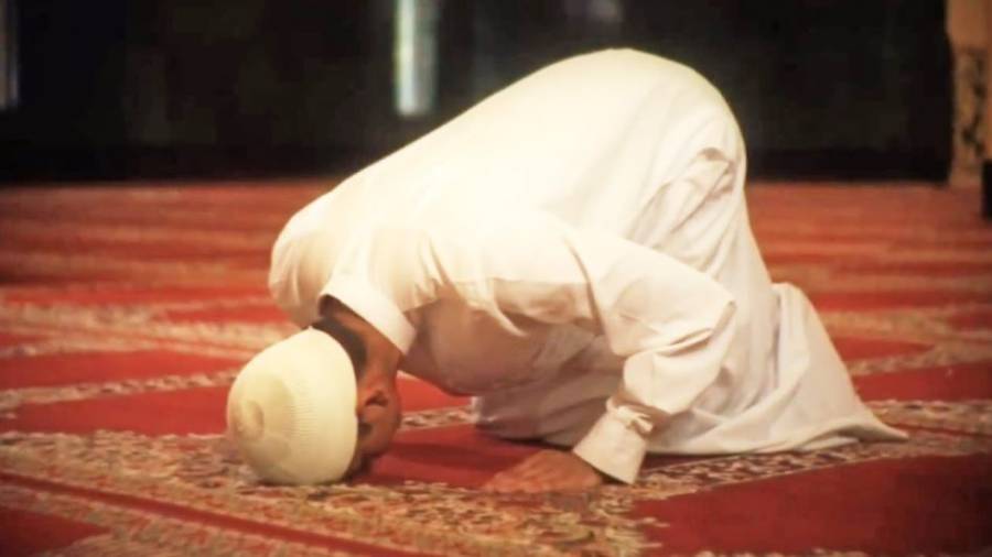 عالم اسلام کی اس مذہبی شخصیت نے جب بے نمازی کو وضو کے بغیرہی نماز پڑھنے کا حکم دے دیا