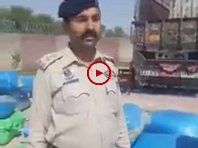 منڈی بہاؤالدین ہیڈ فقیریاں چوکی انچارج سب انسپکٹر انجم شہزاد نے دوران گشت ایک مشکوک ٹرک سے 70 من منشیات (بھنگ) برآمد کر لی۔ ویڈیو: بابر سلہری۔ سیالکوٹ 