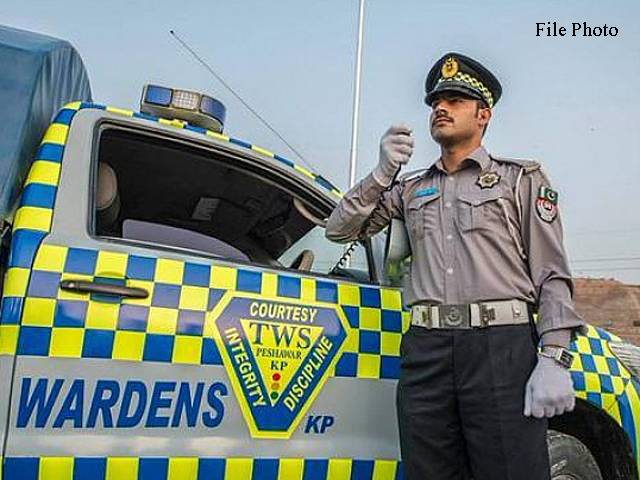 ڈرائیور کے سیٹ بیلٹ نہ باندھنے پر وزیر ایکسائز خیبر پی کے کی گاڑی کا چالان
