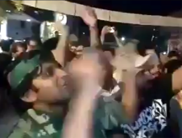 ”میاں جی۔۔۔!“ لاہور میں پاک فوج کی گاڑی کے سامنے یہ نوجوان کیا نعرے لگا رہے ہیں؟ وہ کام ہو گیا جو ملک کی تاریخ میں آج تک نہ ہوا تھا،سب سے خطرناک خبر آ گئی