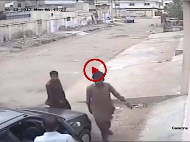 کراچی میں دن دیہاڑے اپنے ہی گھر کے باہر کھڑا ایک اور شہری لٹ گیا۔ واقع کی CCTV فوٹیج آپ بھی دیکھیں۔ ویڈیو: حمزہ عثمان۔ کراچی