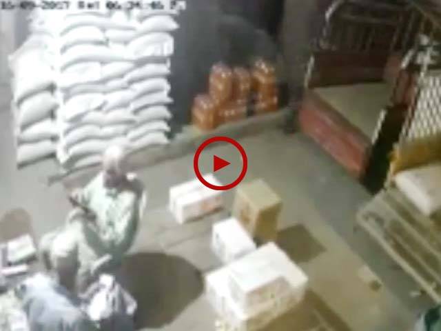 اس ویڈیو میں دیکھیں منڈی بہاؤالدین میں ڈاکو کس طرح لاکھوں روپے لوٹ کر با آسانی فرار ہو گئے۔ ویڈیو: محمد امجد۔ اوکاڑہ