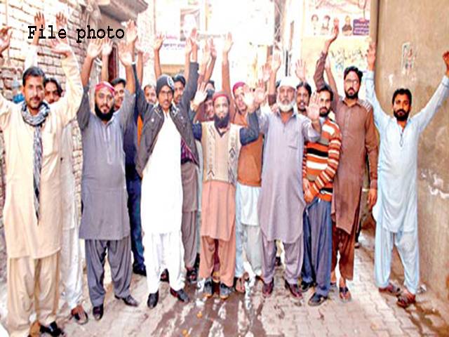 فیصل آباد،گٹر کی صفائی کی مزدوروں کی ہلاکت پر ورثا اور اہل علاقہ کا احتجاج،روڈ بلاک کر دی،ایم ڈی واسا کیخلاف مقدمہ درج کرنے کا مطالبہ