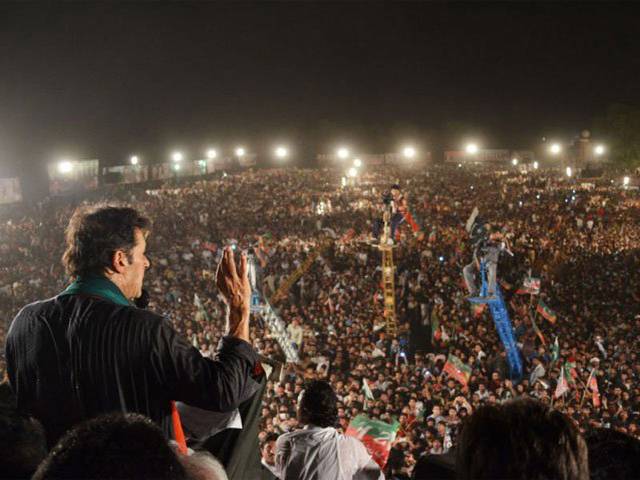 عمران خان کاعوامی رابطہ مہم تیز کرنے کافیصلہ،ملک کے 13بڑے شہروں میں جلسے کئے جائیں گے