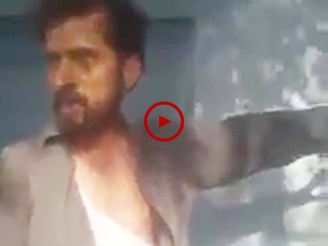 ویڈیو میں دیکھیں فیصل آباد کے علاقہ سمندری کے ٹریفک وارڈن نے رشوت نہ ملنے پر خیبر پختونخوا سے آئے ٹرک ڈرائیور کو کس طرح تشدد کا نشانہ بنایا۔ ویڈیو: میاں بلال۔ فیصل آباد