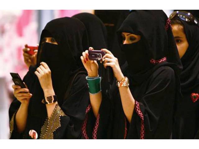 ’اب سعودی لڑکیاں ہر وقت یہ چیز اپنے پاس رکھ سکتی ہیں‘ ڈرائیونگ کی اجازت دینے کے بعد سعودی حکومت نے اس سے بھی بڑا اعلان کردیا، پوری دنیا دنگ رہ گئی