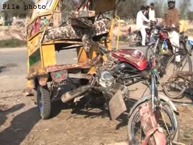 پنڈی بھٹیاں،ٹرک کی موٹر سائیکل رکشے سے ٹکر،12 طلبا زخمی