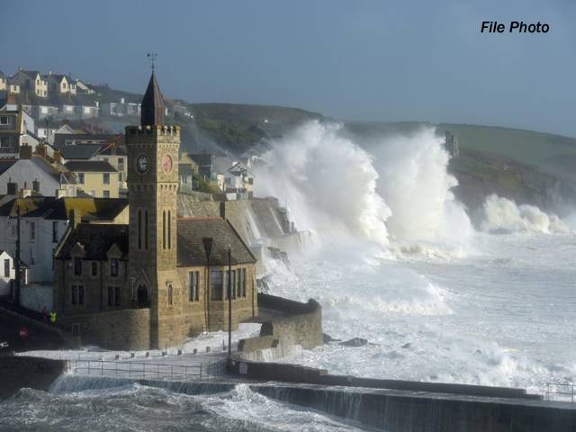 سمندری طوفان اوفیلیا نے برطانوی ساحلوں میں تباہی مچا دی، 3 افراد ہلاک
