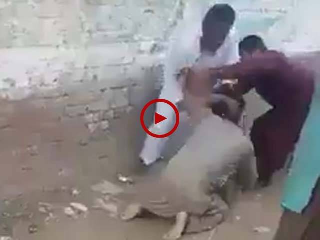 ویڈیو میں دیکھیں گوجرانوالہ کے نواحی علاقہ راہوالی میں شہری خلیل الرحمن نے جعلی عامل عارف مسیح کی درگت بناڈالی۔ ویڈیو: شہزادہ فیصل۔ گوجرانوالہ
