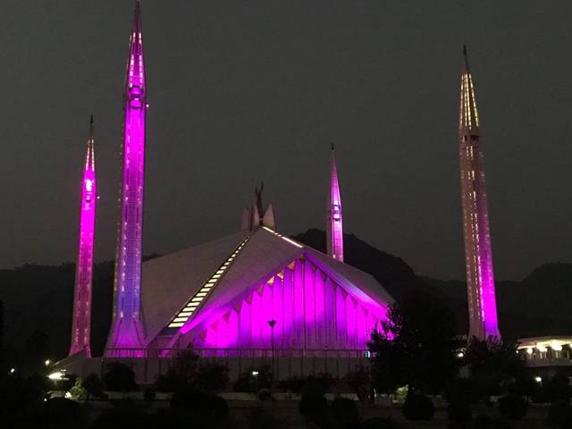 چھاتی کے کینسر سے آگاہی مہم،فیصل مسجد کو پنک رنگ سے مزین کر دیا گیا