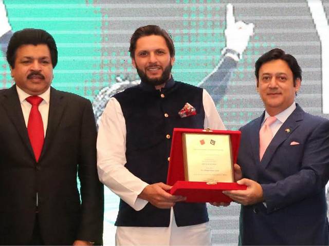پاکستانی سفیر جاوید ملک نے ممتاز پاکستانی کرکٹ سٹار شاہد آفریدی کو کھیل کے میدان میں گراں قدر خدمات پر خصوصی سفارتی ایوارڈ پیش کر دیا 