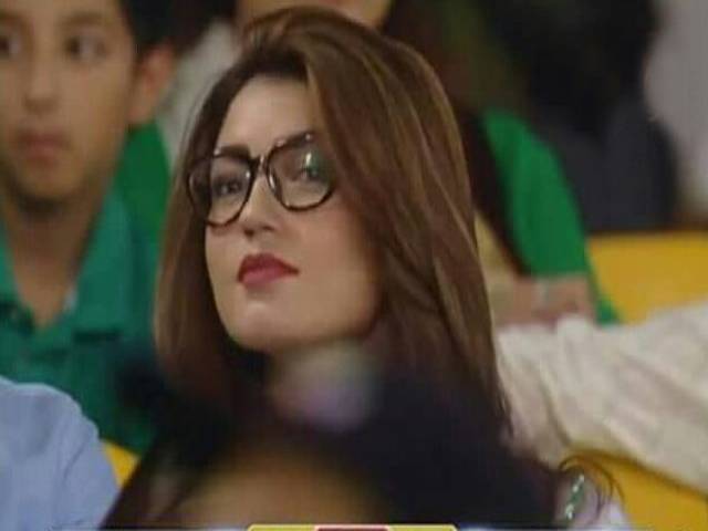سری لنکا کے خلاف لاہور میں میچ کے دوران بار بار کیمرے پر نظر آنے والی اس لڑکی کا پتہ چل گیا، یہ کون ہے ؟ جان کر کئی پاکستانیوں کے دل ٹوٹ جائیں گے