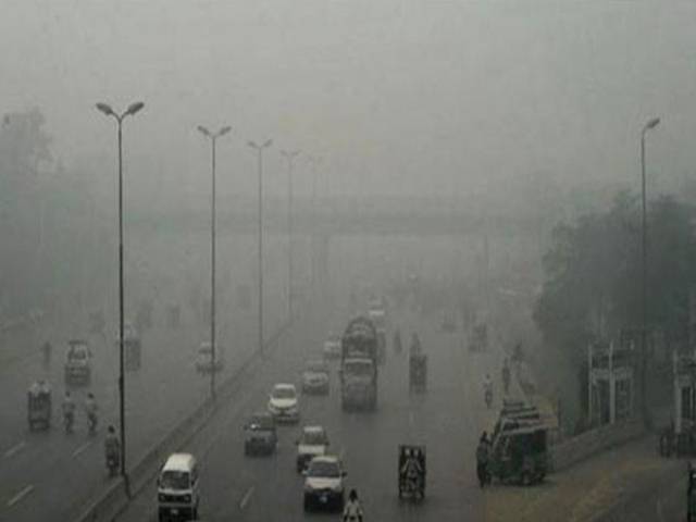 لاہور سمیت ملک بھر میں سموگ اور دھند کا راج،سردی کی شدت میں اضافہ،حدنگاہ انتہائی کم،ٹریفک کی روانی متاثر،پروازوں اور ٹرینوں کا شیڈول متاثر