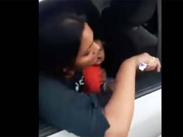 غلط پارکنگ کرنے پر خاتون اور بچے سمیت گاڑی کو اٹھا دیا گیا، بچے کی ماں چیختی چلاتی رہی لیکن پولیس والوں کو ترس نہ آیا