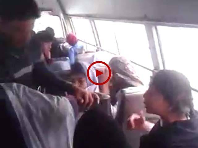 لاہور میں گونگے بہرے بچوں کے ساتھ اسکول بس کا کنڈیکٹر کس بدسلوکی سے پیش آرہا ہے اس ویڈیو میں دیکھیں۔ ویڈیو: ذیشان علی۔ لاہور
