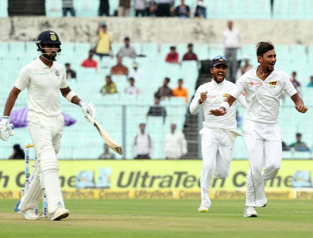 سری لنکن کھلاڑی سورنگا لکمل نے بھارتی ’سورماﺅں‘ کو ہلا کر رکھ دیا، ایسا کام کر دیا کہ بھارتی بلے باز دنیا بھر میں شرمندہ ہو گئے، ویرات کوہلی کیساتھ بھی ایسا سلو ک کیا کہ بھارتی سر پیٹتے رہ گئے