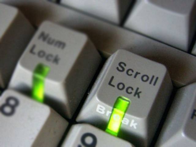 آپ نے کی بورڈ پر یہ بٹن 'Scroll Lock' تو دیکھا ہوگا، لیکن کیا آپ کو معلوم ہے یہ کام کیا کرتا ہے؟ انتہائی دلچسپ فائدہ جانئے