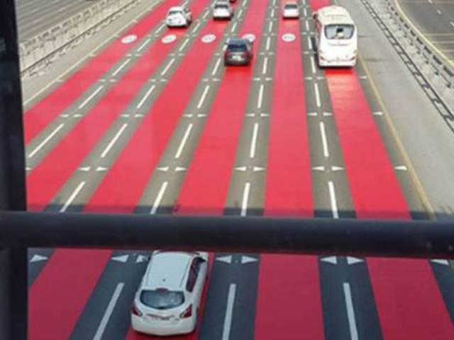 دبئی کی معروف ترین شاہراہ شیخ زائد روڈ پر پولیس نے یہ لال رنگ کا پینٹ کیوں کردیا؟ وجہ جان کر آپ کو بے حد حیرت ہوگی