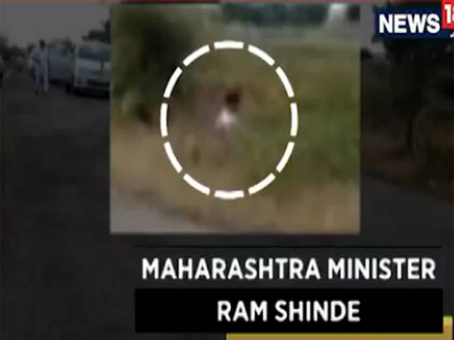 بھارتی وزیر کی کھیت میں پیشاب کرتے ویڈیو وائرل ہوگئی، عوام کی تنقید
