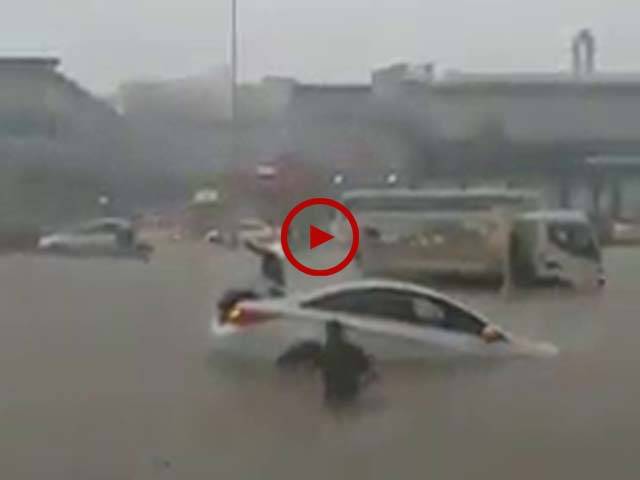 سعودی عرب کے شہر جدہ میں تیز بارشوں کی وجہ سے ہونے والی تباہی اور سیلابی صورتحال کی ویڈیو دیکھیں۔ ویڈیو: محمد ارسلان۔ سعودی عرب