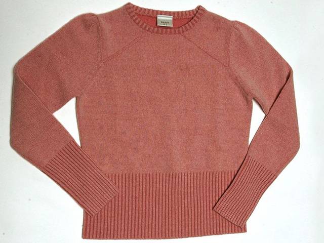 سردیوں کا موسم، اگر آپ کا کوئی پرانا سویٹر سکڑ کر چھوٹا ہوگیا ہے تو اسے پھر سے اپنے سائز کے مطابق کرنے کا آسان ترین طریقہ جانئے