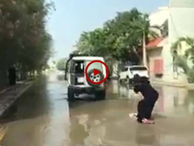 سعودی عرب کے شہر جدہ میں برقع پوش خاتون کی بارش کے پانی پر سرفنگ کرنے کی ویڈیو دیکھیں۔ ویڈیو: محمد ارسلان۔ سعودی عرب