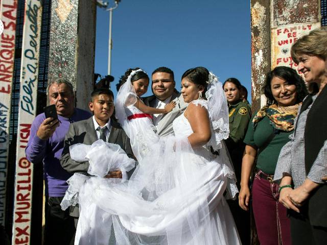 میکسیکو ، امریکہ سرحد پر 3منٹ کی شادی انوکھی شادی ، ہر آنکھ اشکبار ہوگئی 