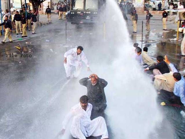 تنخواہوں کی عدم ادائیگی پر اساتذہ کا سندھ اسمبلی کے باہر احتجاج ،پولیس کا لاٹھی چارج،8خواتین سمیت20افراد گرفتار