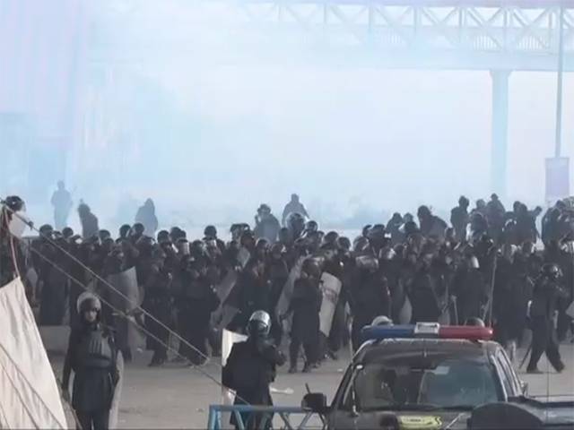 اسلام آباد آپریشن،مظاہرین نے پولیس کی 6گاڑیوں اور8 موٹر سائیکلوں کو آگ لگا دی