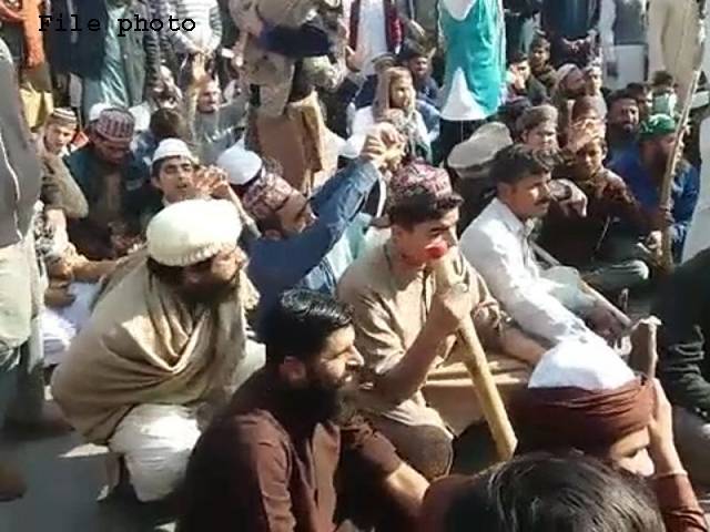 کراچی،رینجرز کے دھرنا مظاہرین سے مذاکرات،آئی آئی چندریگر روڈ ٹریفک کیلئے کھول دیا