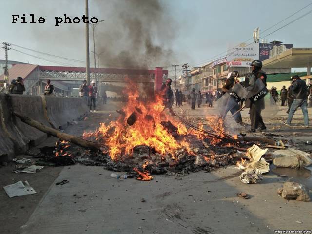 اسلام آبادہائی وے پر رینجرز اور مظاہرین میں جھڑپ،مشتعل افراد نے گاڑی اور 5 موٹرسائیکلیں نذرآتش کردیں