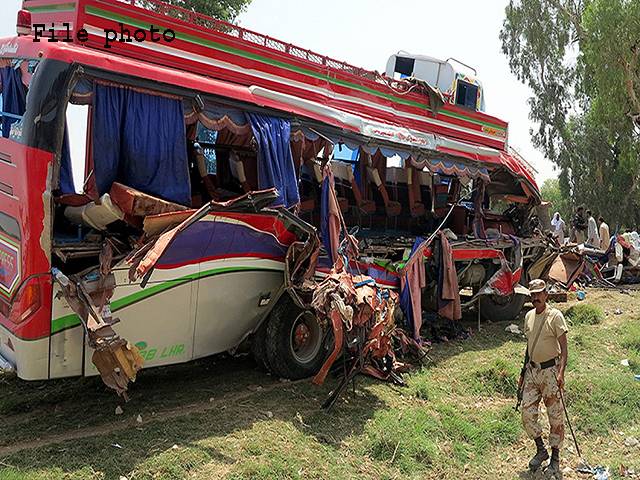 کراچی کے علاقے نوری آباد میں مسافر کوچ اور ٹرالر میں تصادم،خواتین سمیت 8 افراد جاں بحق