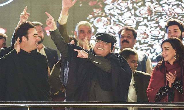 ’میں سمجھتا ہوں کہ۔۔‘جلسے میں آصف زرداری کے رقص پر عمران خان کا ایسا تبصرہ کہ پاکستانی ہنستے ہنستے کرسیوں سے گر پڑیں گے