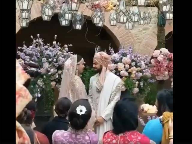 انوشکا شرما اور ویرات کوہلی کی شادی کی ویڈیو بھی سامنے آ گئی ،دیکھ کر آپ بھی دیکھتے ہی رہ جائیں گے
