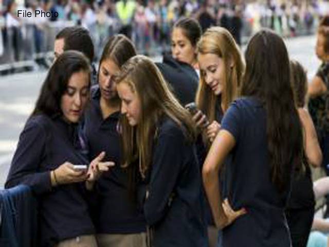 فرانس،سکولوں میں موبائل فونز استعمال کرنے پر پابندی کا اعلان 