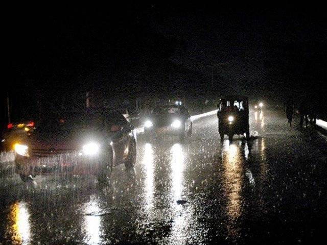 کراچی میں گرج چمک کے ساتھ موسلا دھار بارش اور ژالہ باری