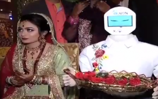 پاکستانی انجینئر نے شادی کے موقع پر اپنی دلہن کو روبوٹ بنا کے تحفے میں دے دیا، یہ کیا کرتا ہے؟ جان کر آپ بھی کہیں گے یہ تمام پاکستانی مردوں پر بازی لے گیا