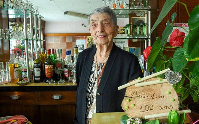 ’یہ 2 چیزیں میں کبھی بھی نہیں کھاتی‘ 100 سال کی عمر میں بھی اپنا کاروبار چلانے والی خاتون نے اپنی لمبی اور صحت مند زندگی کا انتہائی حیران کن راز بتادیا