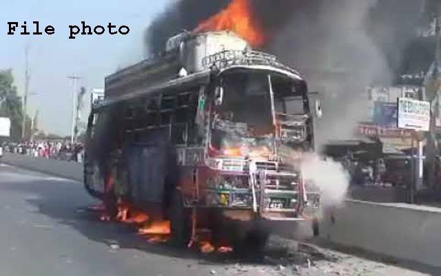 فیصل آباد، نجی کمپنی کی بس نے 3 طلبا کو کچل دیا، ڈرائیور فرار، مشتعل طلبا نے بس کو آگ لگا دی