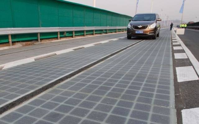 چین نے شمسی توانائی سے بجلی پیدا کرنے والی دنیا کی پہلی سڑک بناڈالی، لیکن کھلنے کے ایک ہفتے کے بعد ہی اس کے ساتھ کیا ہوگیا؟ جان کر آپ کی بھی ہنسی نہ رکے گی، یہ تو پاکستانی بھی نہ سوچ سکتے تھے کہ۔۔۔