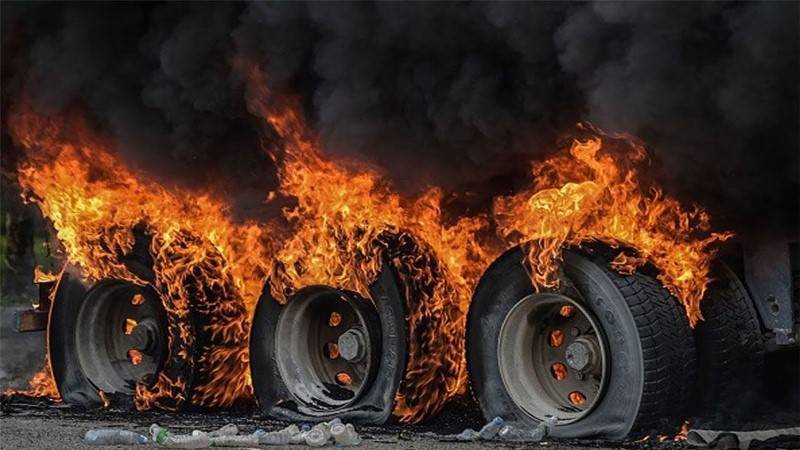 بھٹ شاہ میں قومی شاہراہ پر آئل ٹینکر میں آتشزدگی ،ڈرائیور موقع سے فرار